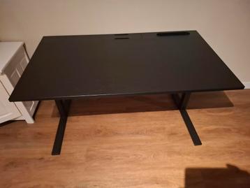 Zwart IKEA bureau.