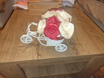 Decoratieve fiets met rozen