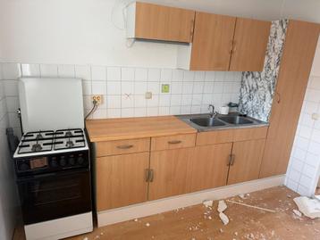 Keukenblok met bovenkasten en fornuis