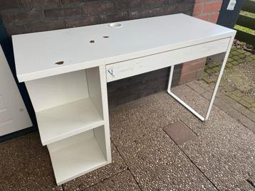 Wit bureau met lade en opbergvakken