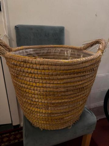 Grote rieten mand met handvatten