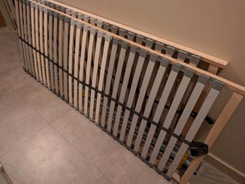 Twee lattenbodems en metalen tussenstuk.