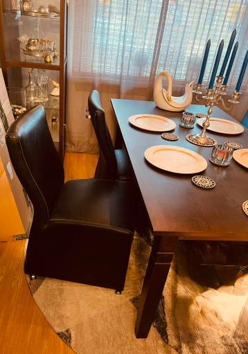 Vier gratis eetstoelen af te halen