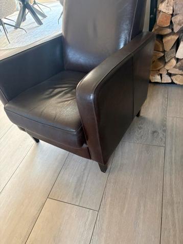 Twee nette stoelen, kleur bruin