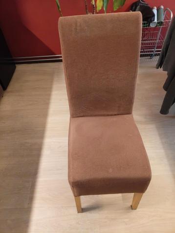 Gratis af te halen vier eetkamerstoelen