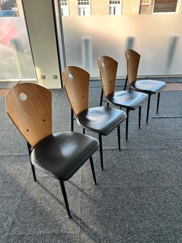 Set van 4 stoelen met houten rugleuning en zwart zitvlak