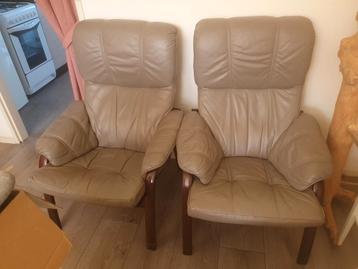 Twee beige leren fauteuils