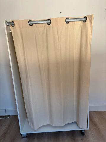 Witte kledingkast met gordijn en wieltjes