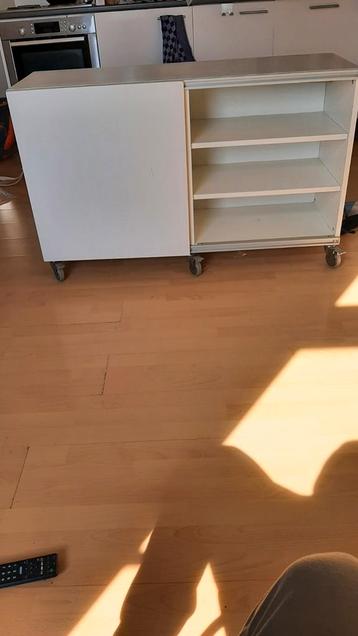 Mooi dressoir op wieltjes.