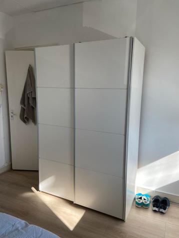 Gratis - Witte kledingkast en lades!