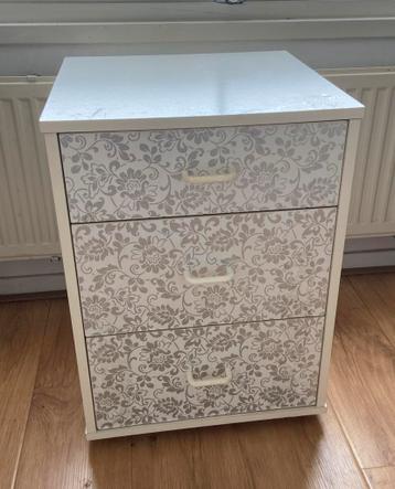 Wit ladekasje met zilver-witte voorkant