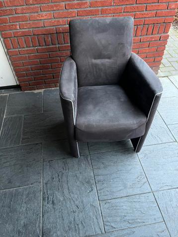 Gratis af te halen: 4 keukenstoelen op wieltjes