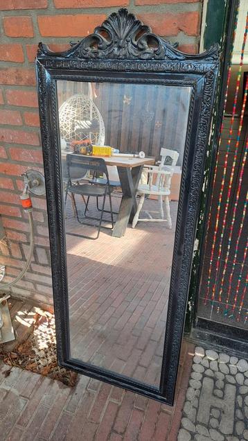 Grote zwarte spiegel met barokke lijst
