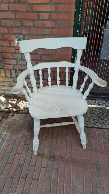 Witte houten stoel met armleuningen