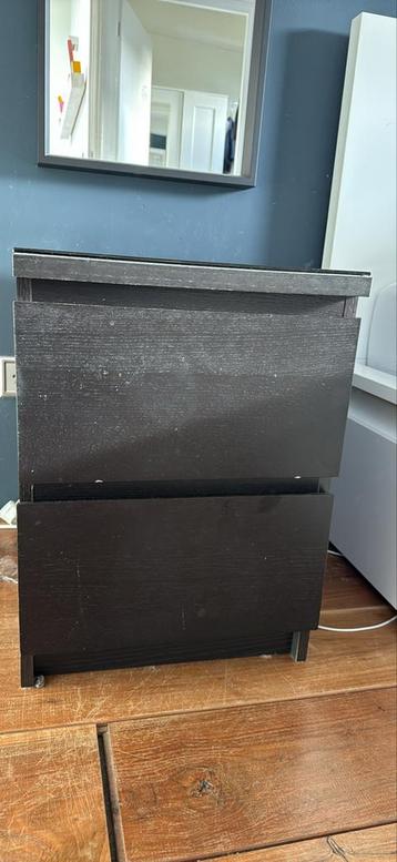 Malm nachtkastje met glasplaat - Gratis af te halen