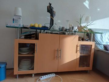 Nette dressoirkast met glazen blad en deuren