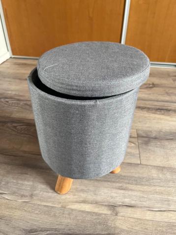 Grijs krukje met opbergruimte en losse deksel