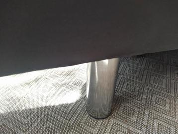 Slaapbank op rvs pootjes.