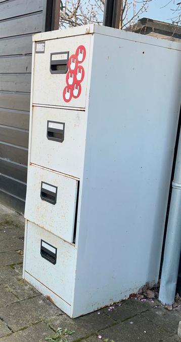 Metalen Opbergkast ca 160x60x70 met 4 laden. Gratis