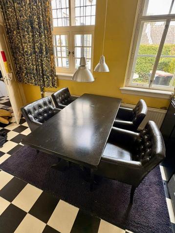 Zwarte houten eettafel met 4 fauteuils (170x80x70cm)