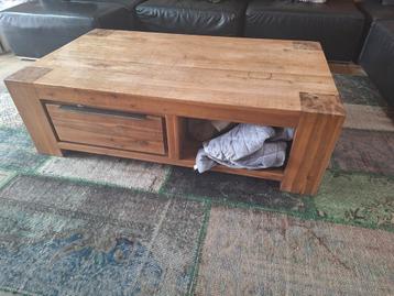 Salontafel van accaciahout met 2 laden en 1 open vak