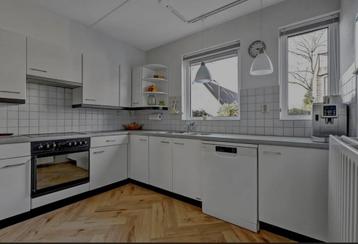 Gratis Ophalen Witte hoekkeuken met inbouwapparatuur