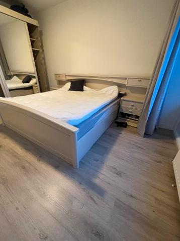 Gratis Tweepersoonsbed met matras, topper en hoofdbord