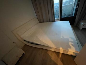 Gratis Tweepersoonsbed met matras, topper en nachtkastjes