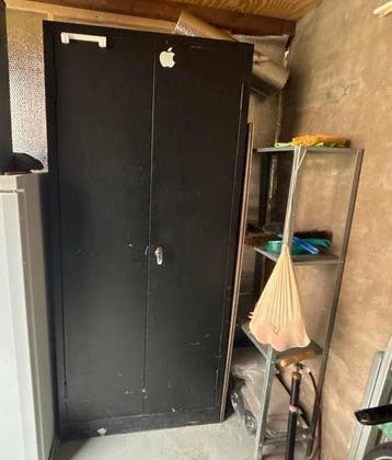 Gratis: Zwarte metalen kast ideaal voor in de schuur e.d.