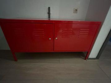 Rode IKEA metalen kast met legplank