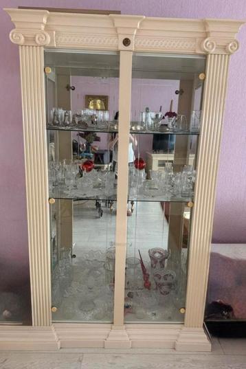 Vitrinekast moet NU weg!!