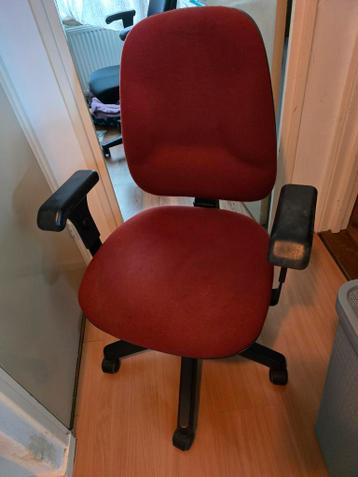 Bureaustoel met rode bekleding - Gratis af te halen