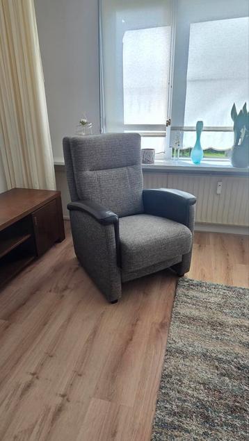 Mooie nette bank met losse stoel