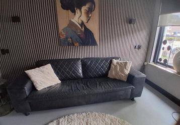 Gratis Zwarte leren bank met ruitpatroon