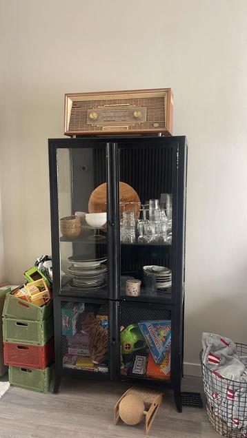Zwarte apothekerskast met glazen deuren