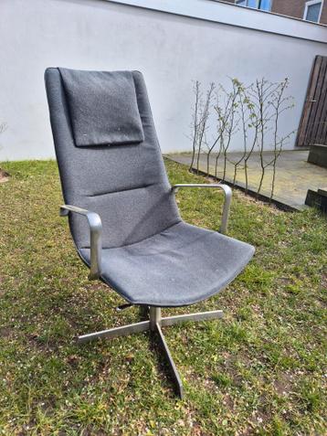 Comfortabele grijze stoel met metalen onderstel