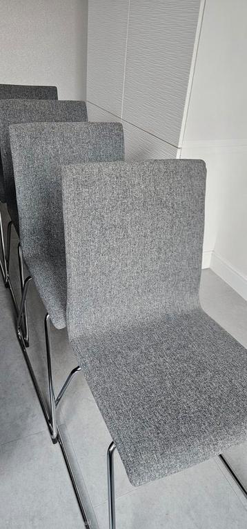 4 stoelen 10 euro (2,50 per stoel)