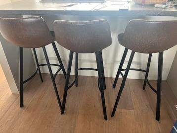 Gratis 3 bruine leren barkrukken