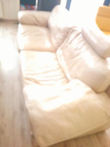 Lederen bank met hoofdsteun en kussen