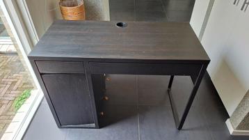 Zwart bureau gebruikt. Gratis af te halen