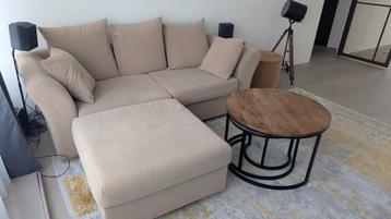 Beige loungebank met hocker - zo goed als nieuw
