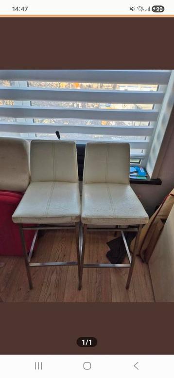 Twee witte barkrukken gratis op te halen