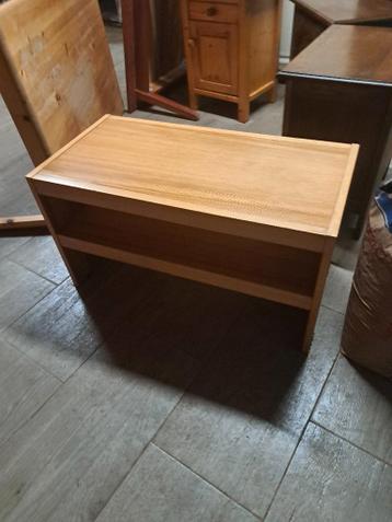 leuke bijzettafel te koop. gratis op te halen. 2