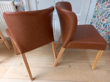 Twee neplederen stoelen van Jysk