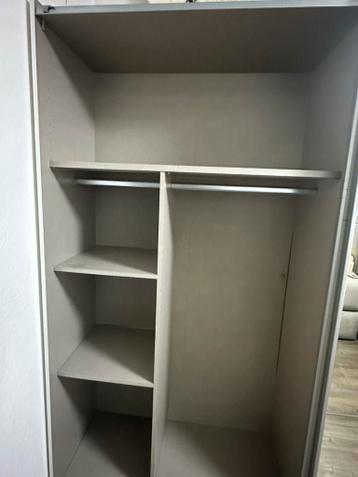 Kledingkast met schuifdeuren GRATIS (zelf demonteren)