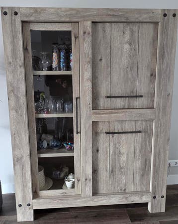 Opbergkast met glazen en dichte deuren