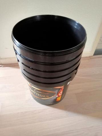 Vijf zwarte emmers met deksel.