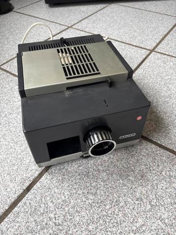 Bauer diaprojector - Met klein transportgebrek