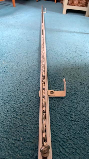 Gratis - gordijnrails met haakjes (ca 2.00m)