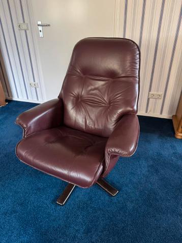 Donkerrode rekaxfauteuil